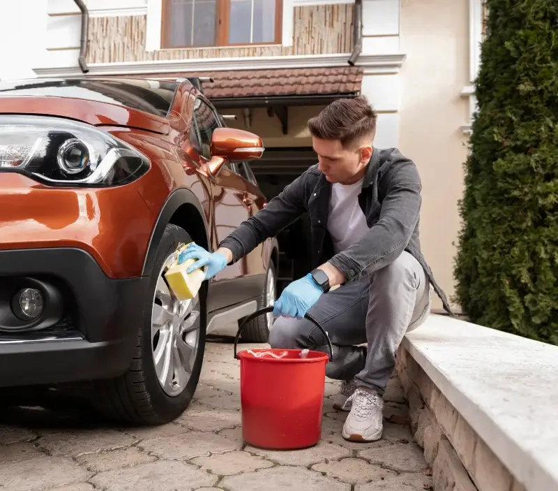 Lavage auto à domicile Espalion : professionnel intervenant sur un véhicule